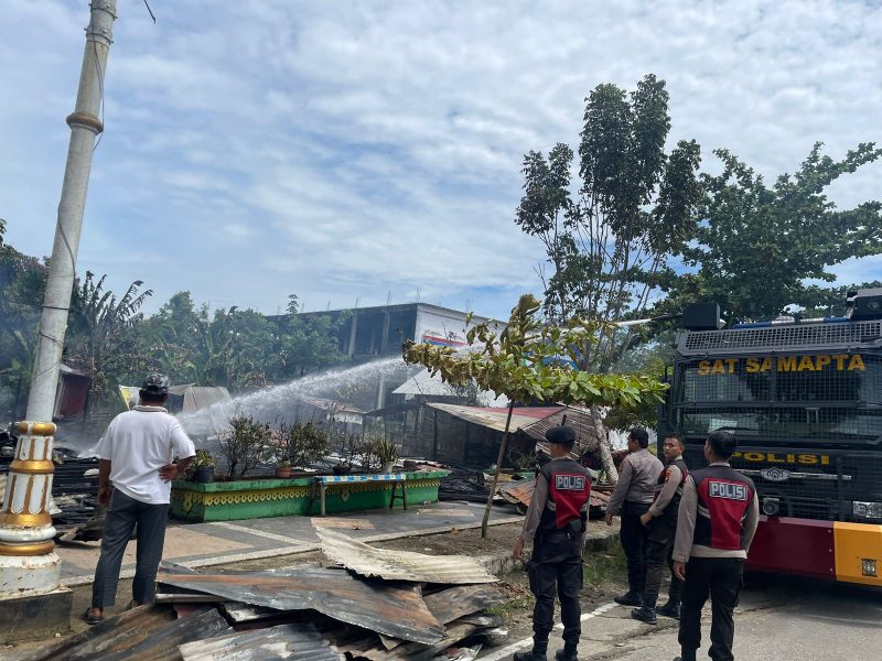 Mobil Water Canon Sat Samapta Polres Rohul Padamkan Kebakaran Warung Kopi Di Pasirpangaraian