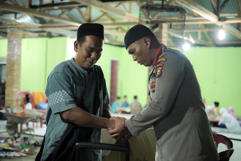 Personil Polsek Ujungbatu, Polres Rohul Obrak Abrik Tempat Belajar Ngaji Anak Anak