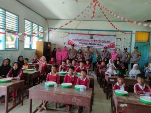 Polres Rokan Hulu Gelar Pemberian Makan Siang Bergizi Gratis untuk Siswa di Ujung Batu