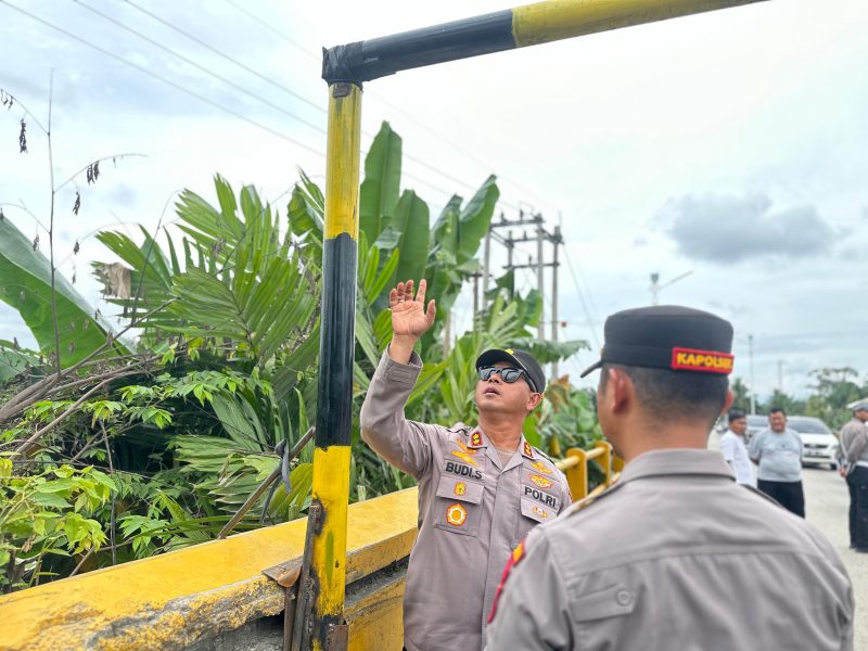 Kesekian Kalinya Kapolres Rokan Hulu Tinjau Kerusakan Jembatan Sungai Rokan di Ujung Batu