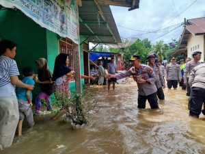 Polres Rokan Hulu Salurkan Bantuan Sembako dan Nasi Bungkus untuk Warga Terdampak Banjir