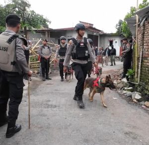 Tim Gabungan TNI-Polri Gerebek Kampung Narkoba di Lombok Tengah, 25 Pelaku Diamankan
