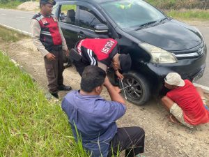 Personil Sat Samapta Polres Rokan Hulu Bantu Pengemudi yang Alami Pecah Ban di Jalan Lingkar