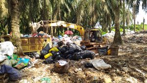 Warga Keluhkan Jalan Rusak dan Bongkar Sampah Sembarangan di Sekitaran TPA, Panen Sawit Terganggu