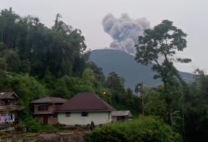 Gunung Marapi Meletus Dua Kali, Warga Tanah Datar Dilanda Hujan Abu