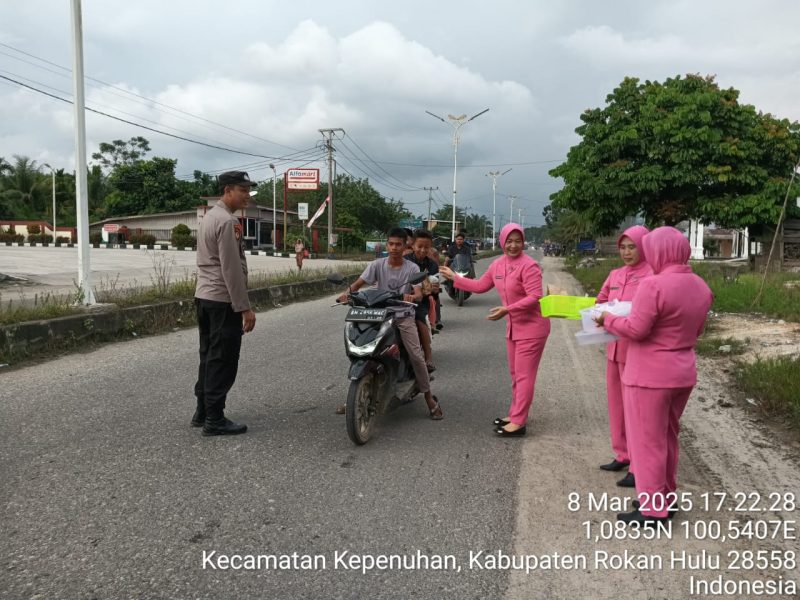 Polsek Kepenuhan dan Bhayangkari Bagikan Takjil untuk Pengendara di Bulan Ramadhan