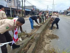 Polsek Kabun Bersama Upika, Pemerintah Desa dan Masyarakat Gelar Gotong Royong di Jalan Raya Jalur 2 Desa Kabun