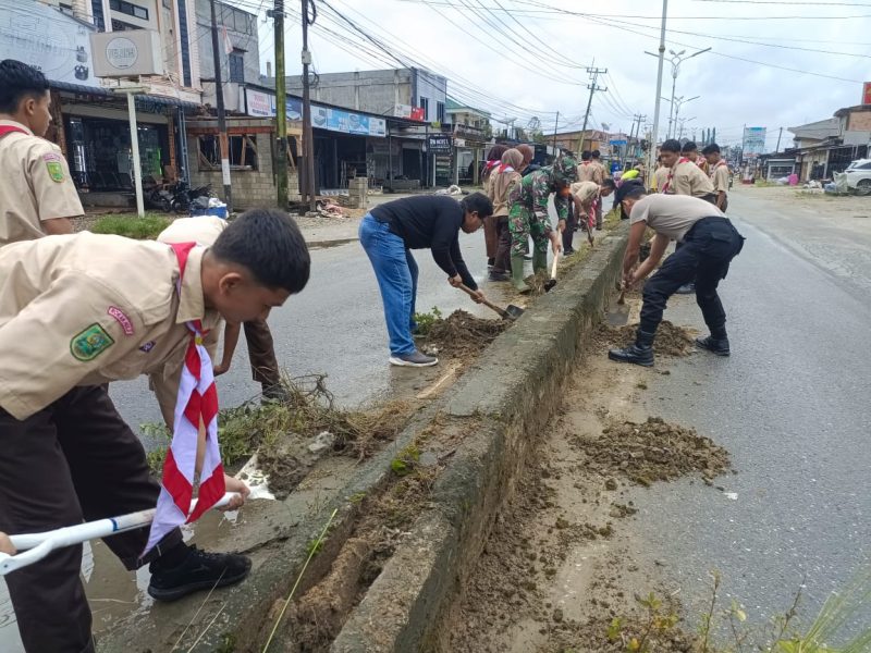 Polsek Kabun Bersama Upika, Pemerintah Desa dan Masyarakat Gelar Gotong Royong di Jalan Raya Jalur 2 Desa Kabun