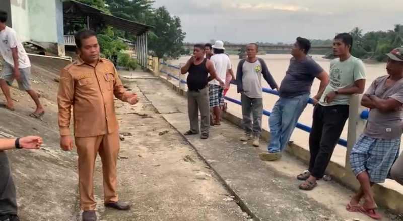 Kades Suka Damai Afrizal udau Pimpin Langsung Pembangunan Rakit Penyeberangan di Sungai Rokan