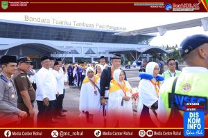 Bupati Rokan Hulu Anton Lepas 56 Jamaah Calon Haji Kloter 9 dari Bandara Tuanku Tambusai
