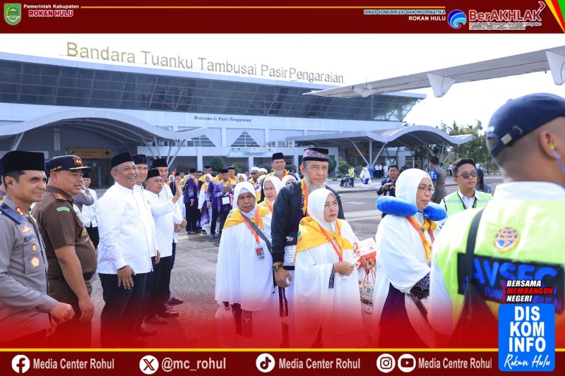 Bupati Rokan Hulu Anton Lepas 56 Jamaah Calon Haji Kloter 9 dari Bandara Tuanku Tambusai