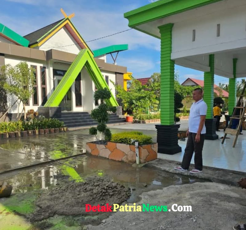 Kades Sontang Tinjau Langsung Pekerjaan Semenisasi Halaman Kantor Desa