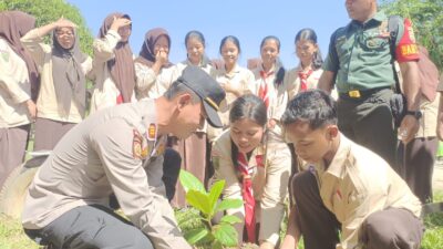 Polsek Kabun Laksanakan Penanaman Pohon di SMKS LPMD, Wujudkan Program Kapolda Riau “Green Police”