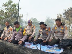 Kapolres Rohul AKBP Emil Eka Putra Pimpin Langsung Pemadaman Karhutla di Rambah Samo, Gelar Doa Bersama Minta Turun Hujan