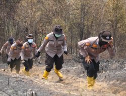 Srikandi Polres Rohul Tunjukkan Aksi Heroik Padamkan Karhutla di Desa Sialang Jaya