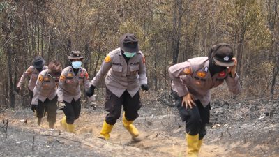 Srikandi Polres Rohul Tunjukkan Aksi Heroik Padamkan Karhutla di Desa Sialang Jaya