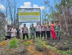 Sinergi Polsek Rokan IV Koto, TNI, dan Forkopimcam Pasang Plang Karhutla di Desa Rokan Koto Ruang
