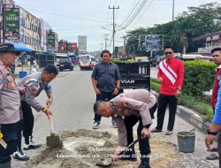 Camat Ujungbatu dan Kapolsek Gelar Gotong Royong Tambal Jalan Berlubang di Jalan Jenderal Sudirman