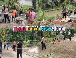 Polsek Kabun Gotong Royong Bangun Jembatan Desa Giti