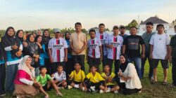 Baja Marulak Nainggolan Dukung SSB Bina Muda dengan Bantuan 10 Bola