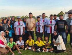 Baja Marulak Nainggolan Dukung SSB Bina Muda dengan Bantuan 10 Bola