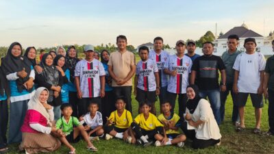Baja Marulak Nainggolan Dukung SSB Bina Muda dengan Bantuan 10 Bola