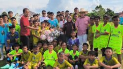 Bantuan 10 Bola dari Ketua PSI Rokan Hulu untuk SSB Bina Muda Ujung Batu