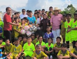 Bantuan 10 Bola dari Ketua PSI Rokan Hulu untuk SSB Bina Muda Ujung Batu