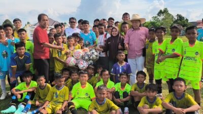 Bantuan 10 Bola dari Ketua PSI Rokan Hulu untuk SSB Bina Muda Ujung Batu