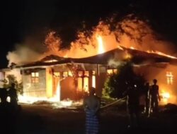 Kebakaran Dua Pintu Rumah Kontrakan di Simpang Ngaso Ujungbatu, Warga Panik Selamatkan Barang Berharga