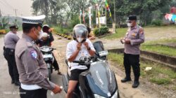 Polsek Tandun Bagikan 100 Masker Antisipasi Kabut Asap