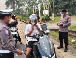 Polsek Tandun Bagikan 100 Masker Antisipasi Kabut Asap